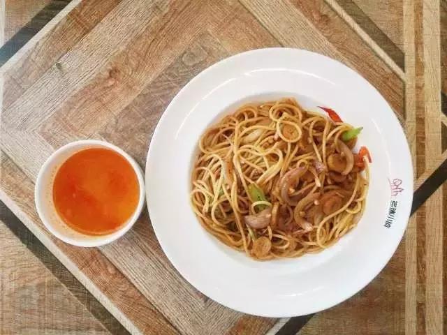 你在家吃泡面，我在多瑞小镇和狮子共进午餐。