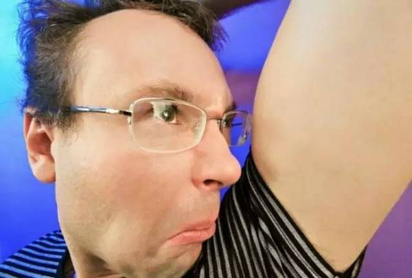 秋天脚出汗有酸臭味是怎么回事,胖子出汗身上有股酸臭味怎么办