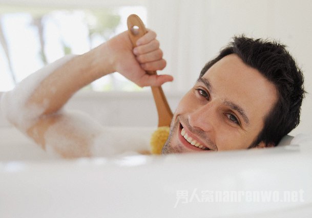 秋天脚出汗有酸臭味是怎么回事,胖子出汗身上有股酸臭味怎么办