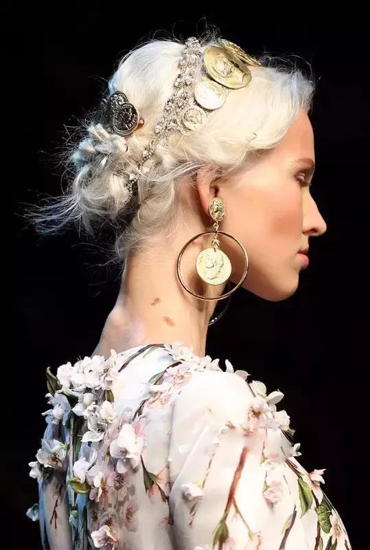 醒醒吧，你以为一只YSL就能堵住女人的嘴？