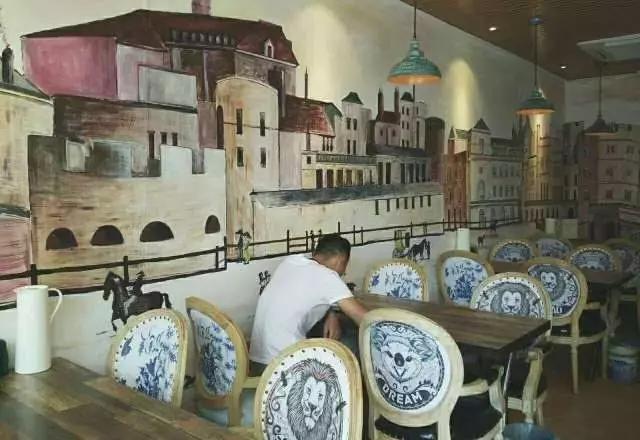 你在家吃泡面，我在多瑞小镇和狮子共进午餐。