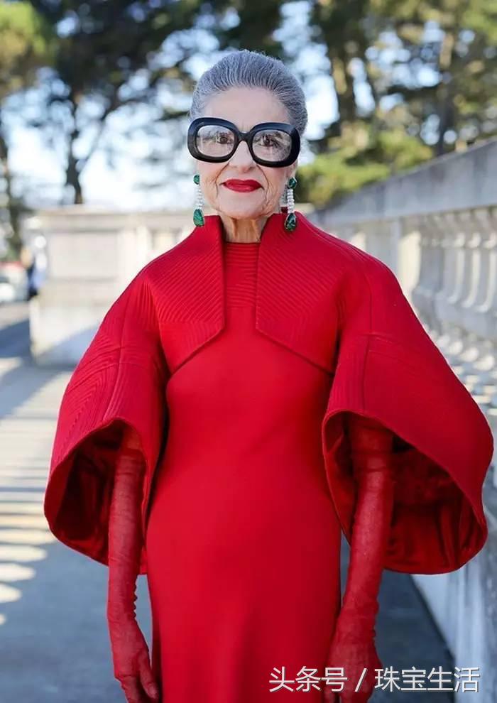 请不要用玻尿酸陪伴你年老的岁月，要用就用珠宝！