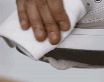 你的小白鞋脏了是怎么洗白的,小白鞋臭的小妙招不用小苏打