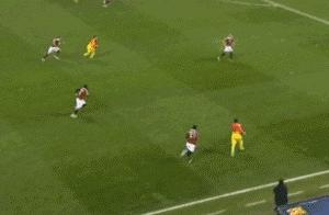 通过几个动作快速分辨业余足球场上的高手