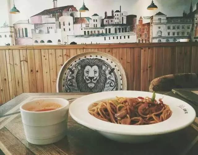 你在家吃泡面，我在多瑞小镇和狮子共进午餐。