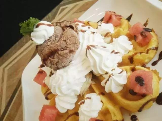 你在家吃泡面，我在多瑞小镇和狮子共进午餐。