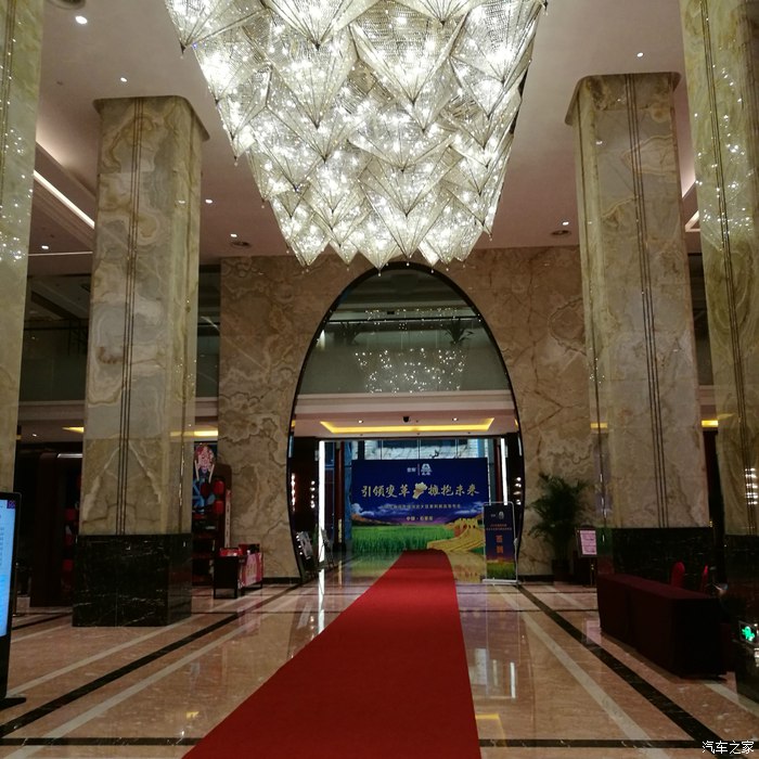 奥迪a6l2016款30fsi舒适型实拍,2016款奥迪a6l评测1.8t用车感悟