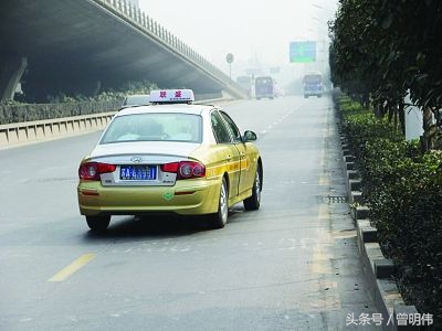 晚上回家遇到蛇拦路是什么预兆,开车遇见蛇挡路意味着什么