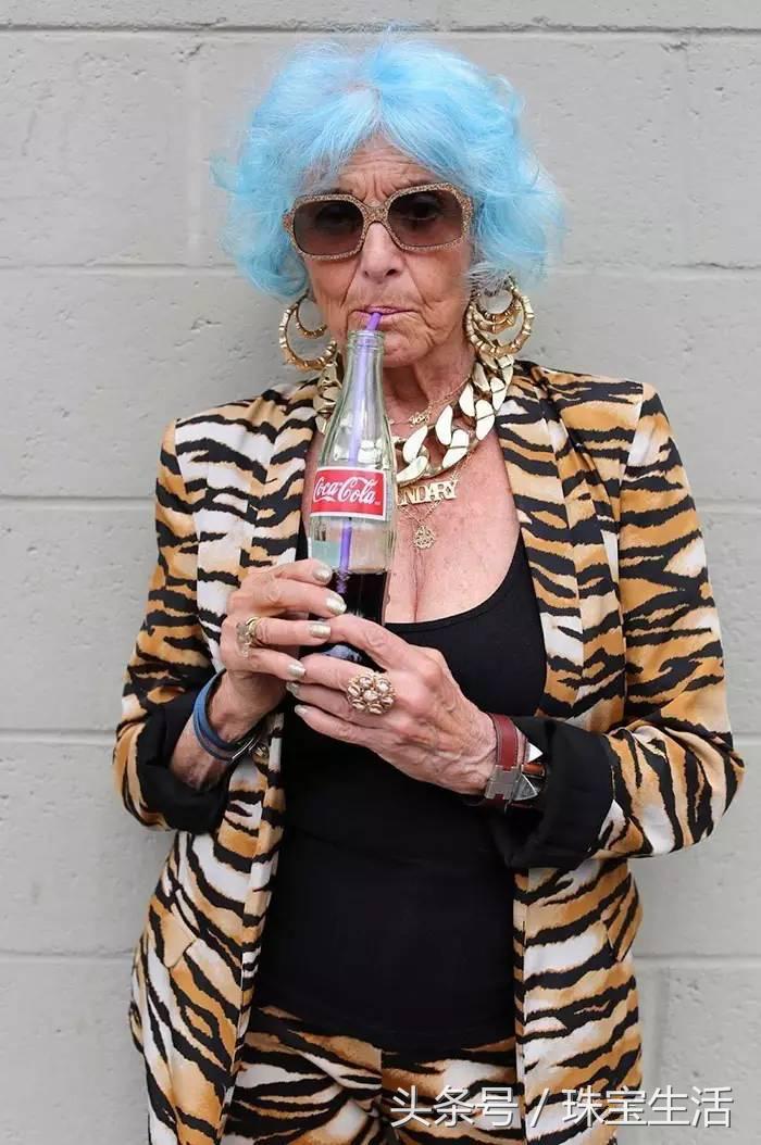 请不要用玻尿酸陪伴你年老的岁月，要用就用珠宝！