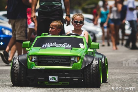 帅哥开车很酷的视频,小帅哥开车样子