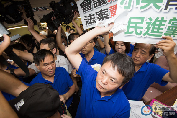 *进党民**的“野蛮游戏”，让昔日“战友”黄国昌哭红了脸