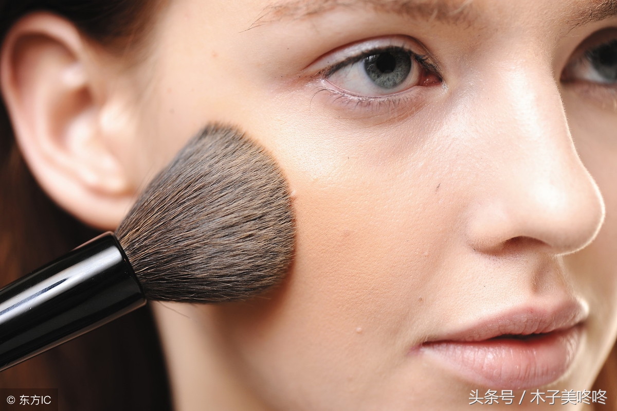 散粉蜜粉和修容蜜粉一样吗,蜜粉和散粉的区别哪个定妆喷雾好