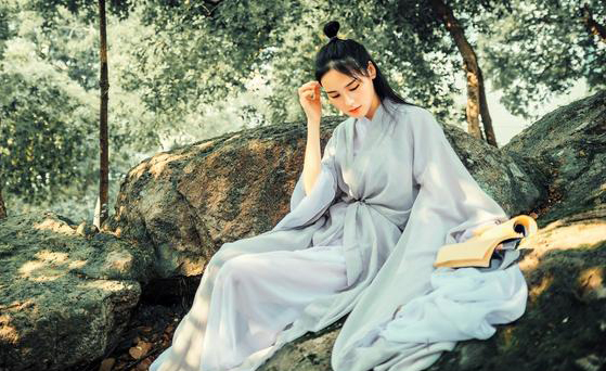 故事：少年守候一天一夜，成功猎得白玉狐，满心欢喜下山直奔家中