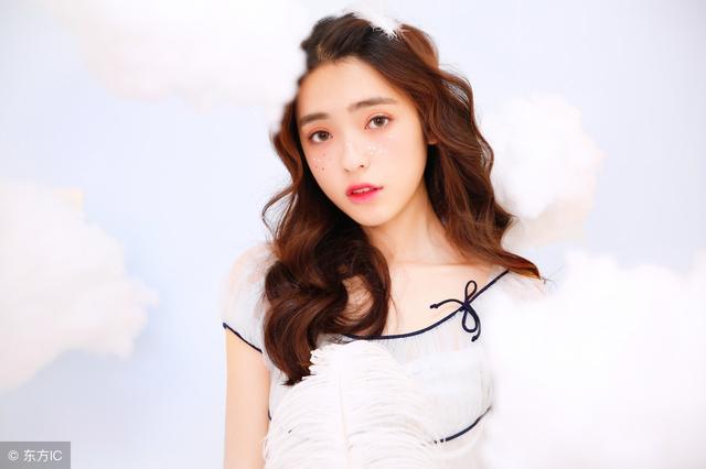 小说：小伙大学毕业在家待业，被邻居讽刺，不料他真实身份很惊人