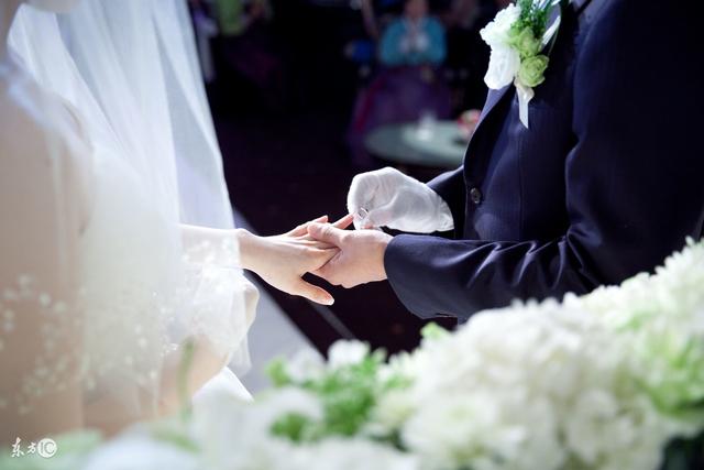 小说：本想和心上人偷偷约会，不料却被闺蜜装个正着，尴尬了