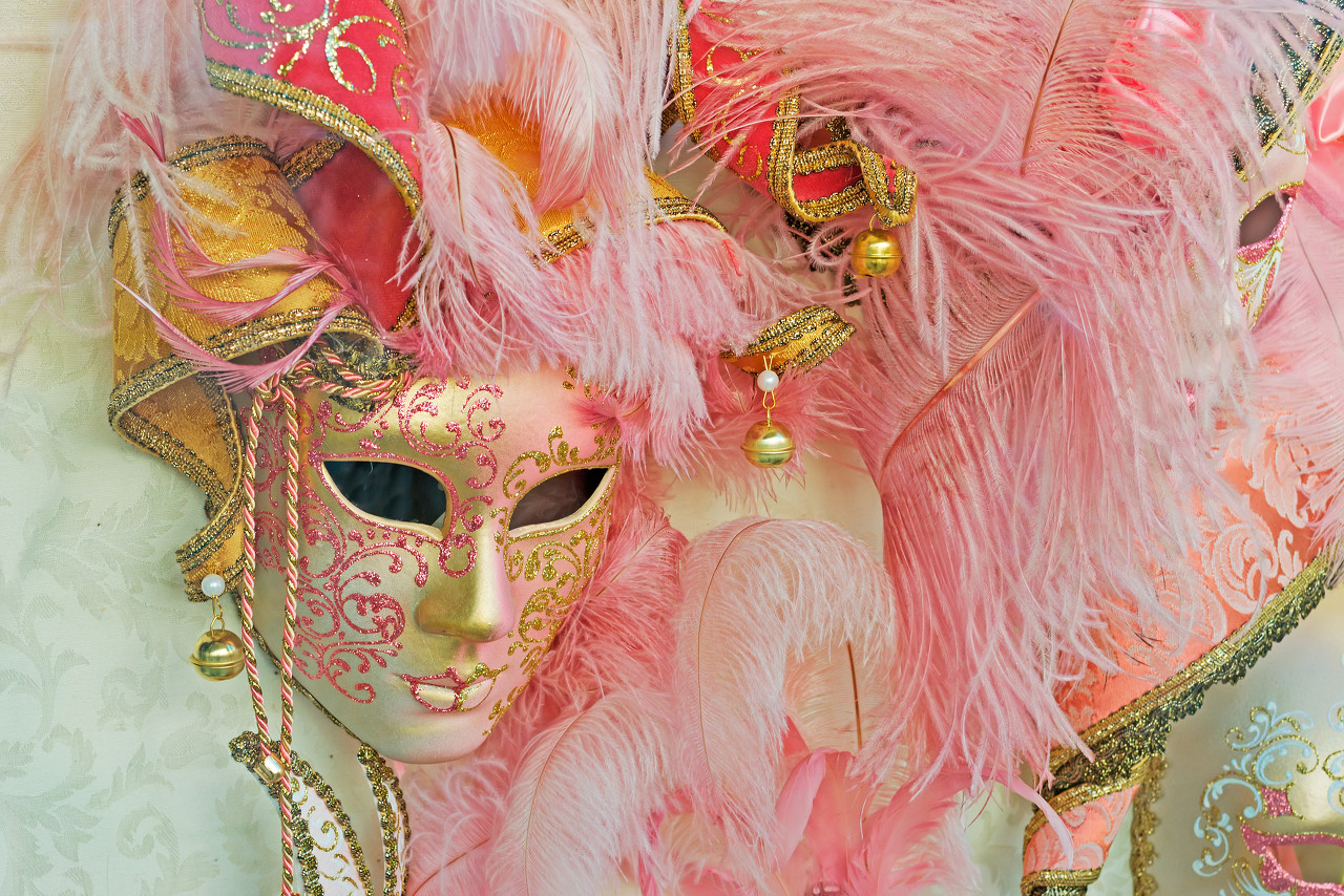 故事：他通过服用丹药和八品血炼精不断突破炼气期并摸索炼制符�