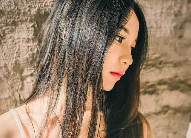 小说：女子出门聚会，男友赶来结账，赢得在场美女一致好评