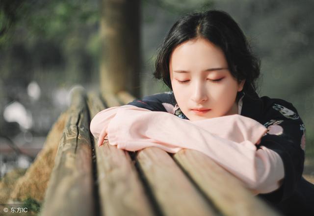 小说穿书后她被迫内卷,小说她穿越进书中成了炮灰女配