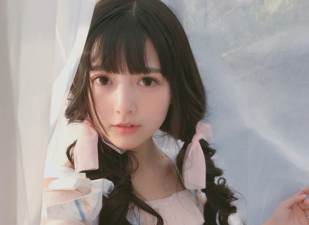 女儿看见爸爸亲妈妈后吃醋了,女儿看到爸爸妈妈很恩爱就生气