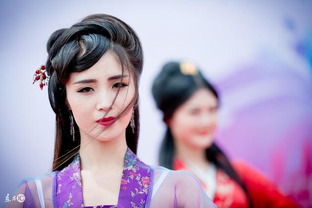 小说：萌宝收养了只小狐狸，谁知七品灵兽见了它，低头连连后退