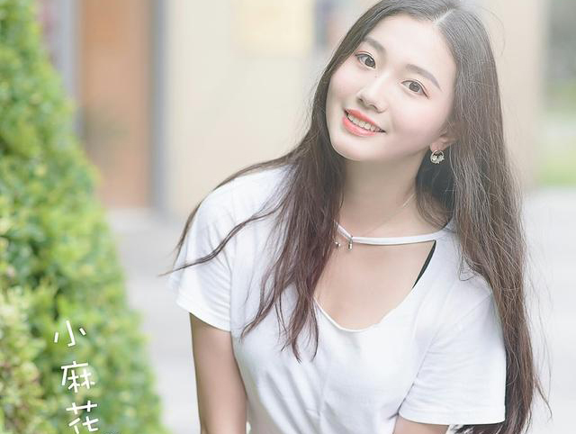 小说：他饥渴地舔干净嘴角的最后一滴水，双膝弯曲，差点跪下去。