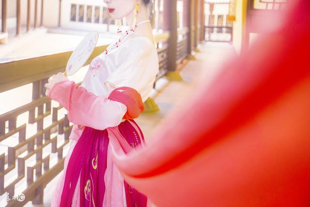 小说：穿越远古兽世，她给兽人们科普讲卫生的好处