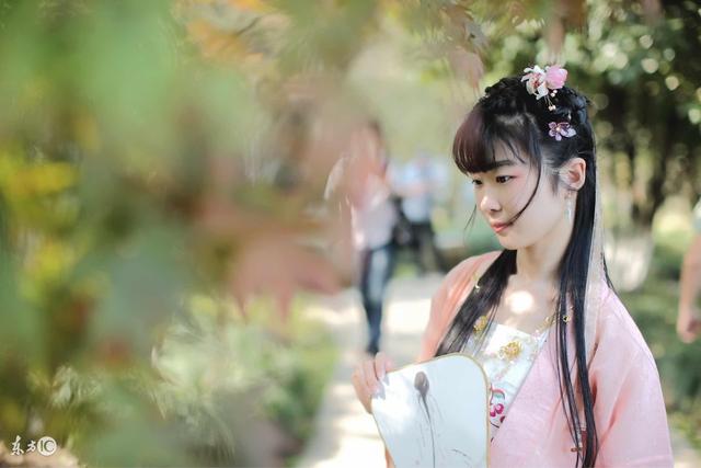 小说：一群野人抓住她，磨刀霍霍，手起刀落后，她当场吓得晕过去