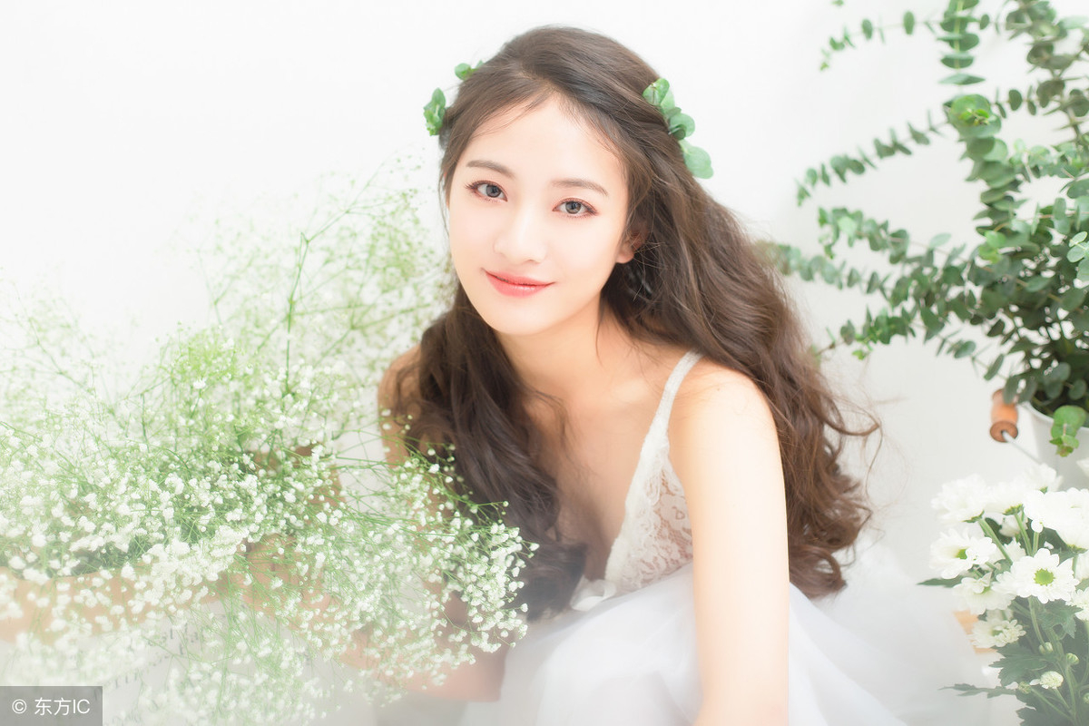 小说：美女被持枪绑匪敲晕过去，请的保镖居然视若无睹玩自拍