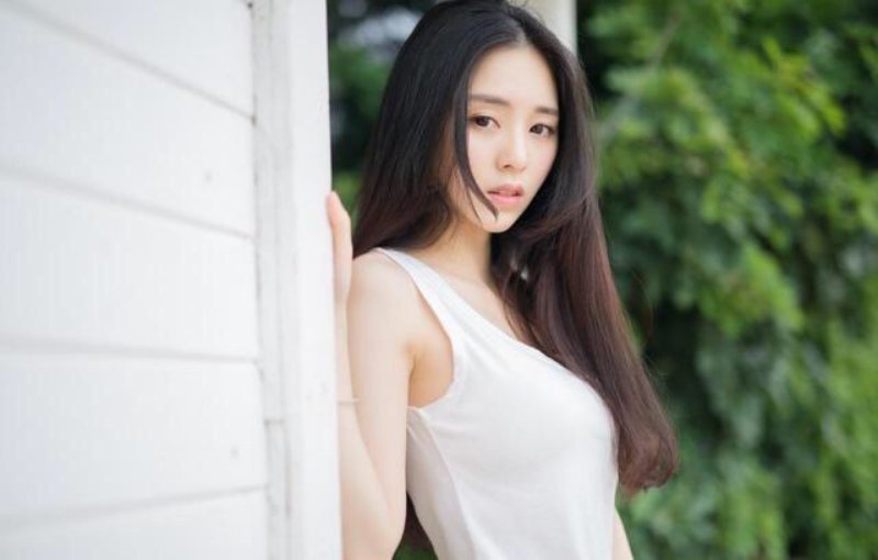 小说：她装傻妞展露工作，服务员不停套路她，高价从她手里买工作