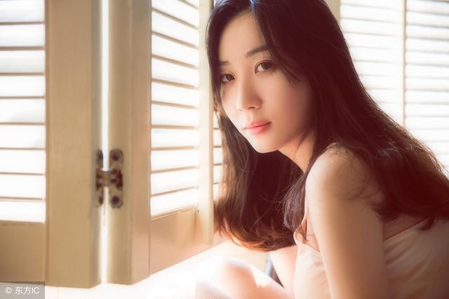 故事：她被人用照片威胁，无奈答应对方，在三个月内接近那个男人