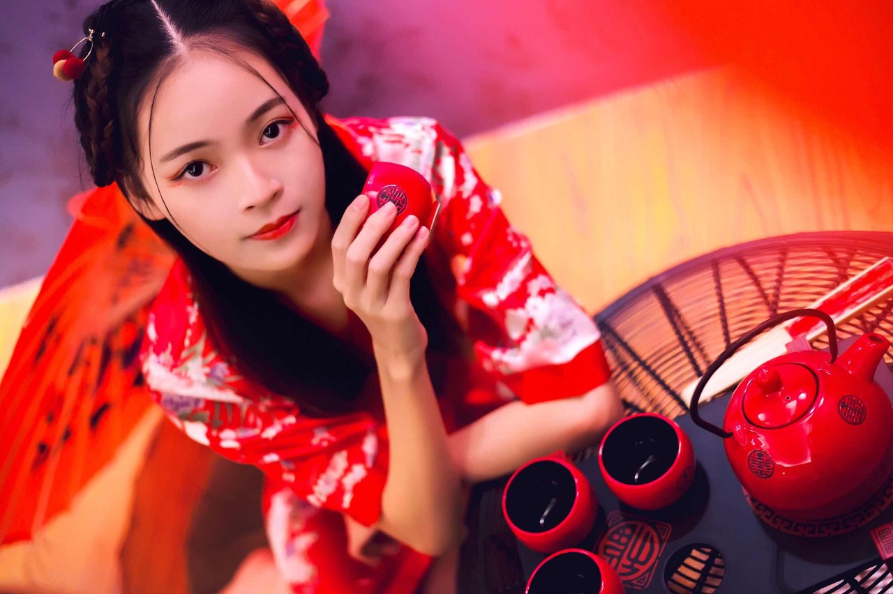 故事：只是一会儿的功夫，他的脚步越来越快，拳风也越来越密