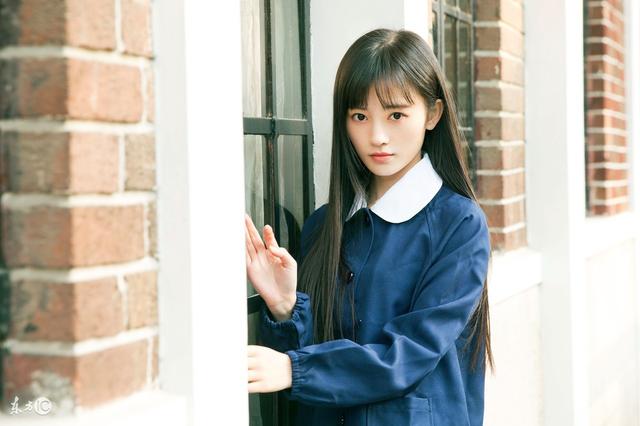 小说：美女领导清纯漂亮，单位男同事都来搭讪，美女却不说一句话