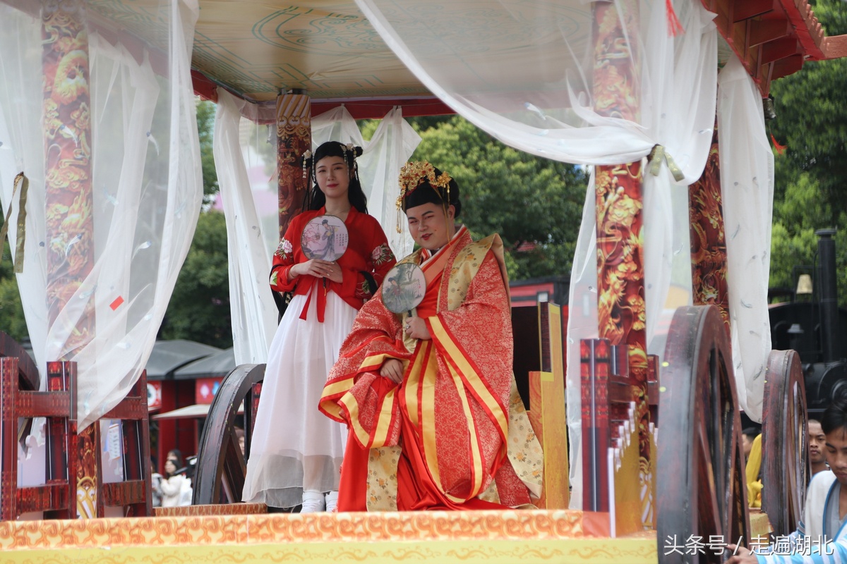 汉服赏花武汉,穿汉服赏桃花林