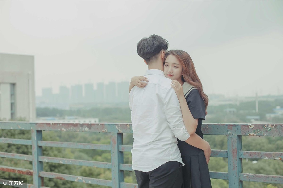 小说：咖啡厅里，他拿起菜单挡住众人视线，拉下她狠狠亲吻