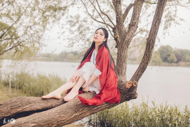 小说：打啊，你来打我啊。啪，一巴掌满足你，不行？再来一巴掌。