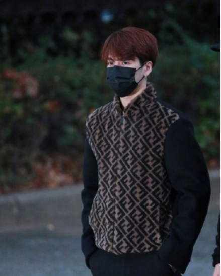 王嘉尔adidas穿搭,王嘉尔mlb老花