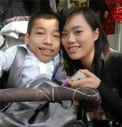 他身高不够1米，却身价上亿，娶1米7的秘书为妻，如今怎样