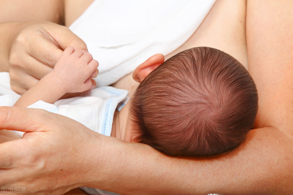 新生婴儿怎么喂母乳拍嗝,新生婴儿怎么喂母乳不用坐起来