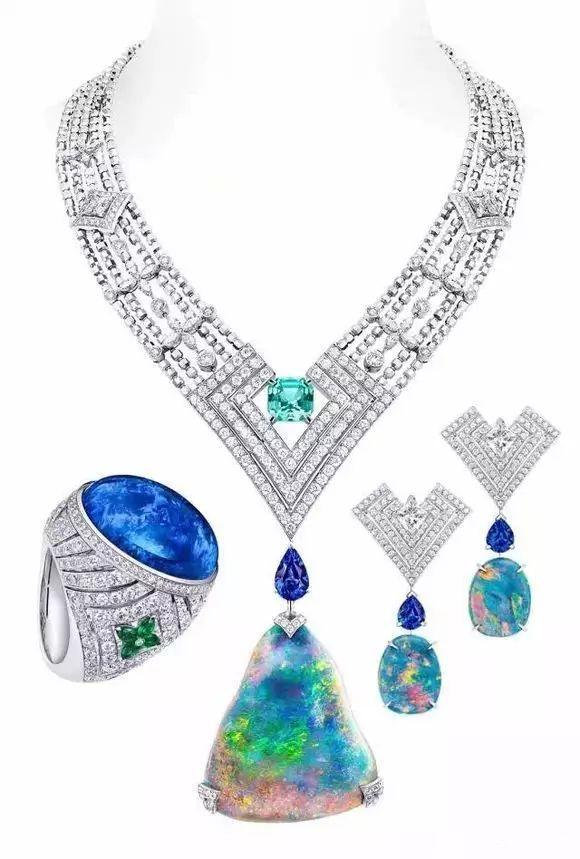 欧泊一种拥有世间所有颜色的宝石，关键还不贵