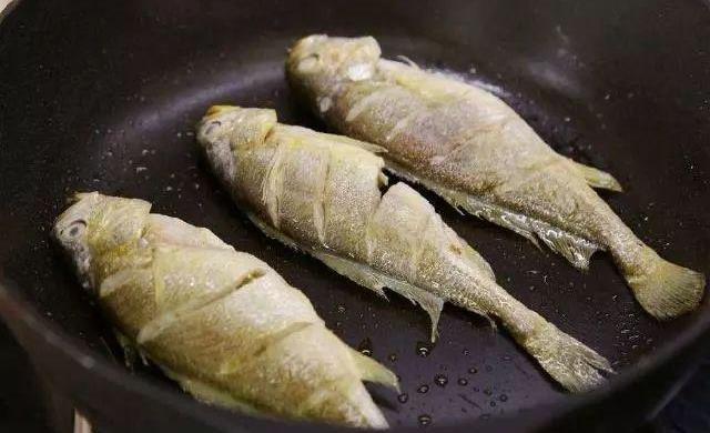 在家煎鱼时不是粘锅就是破皮,煎鱼不是破皮就是粘锅