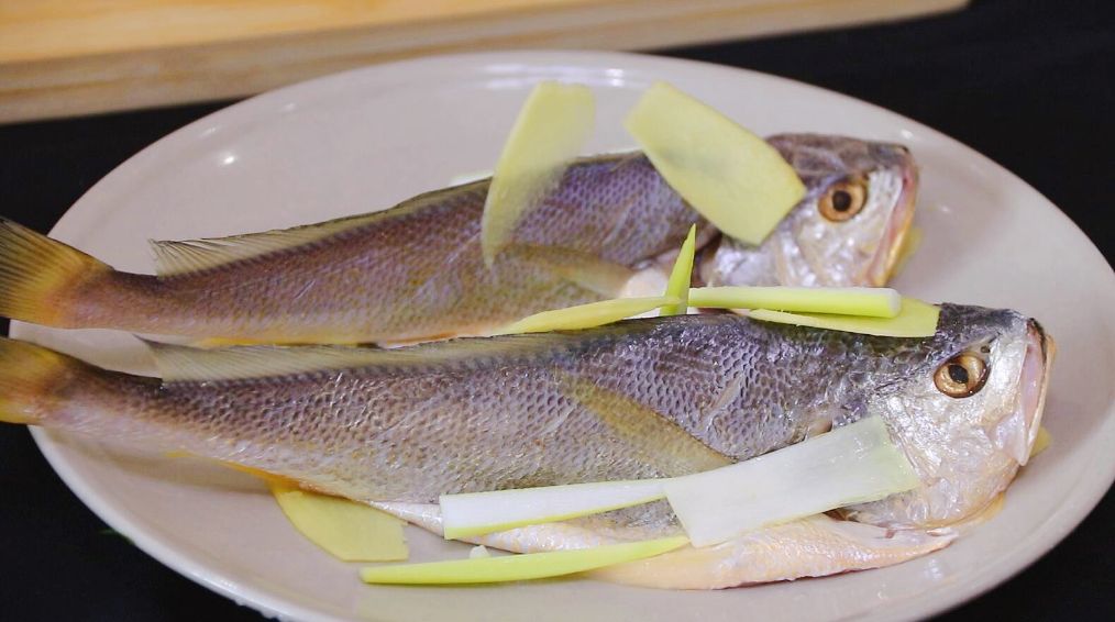 红烧黄鱼鱼肉鲜嫩不粘锅不破皮,黄鱼如何做最好吃