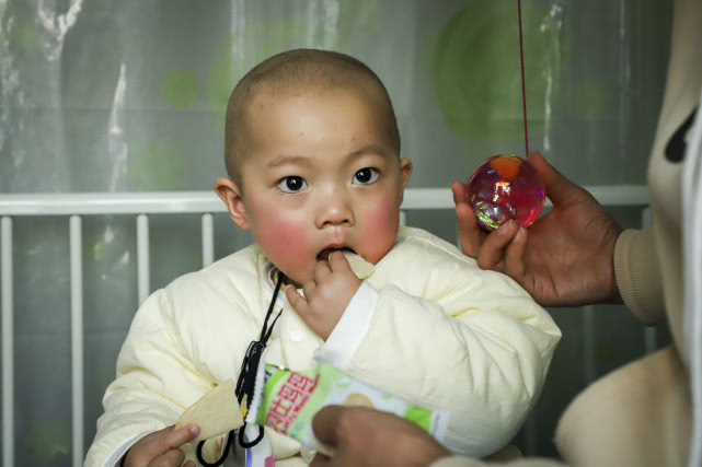 一岁萌娃拒绝妈妈喂饭要自己吃,萌宝患重症拒绝吃奶