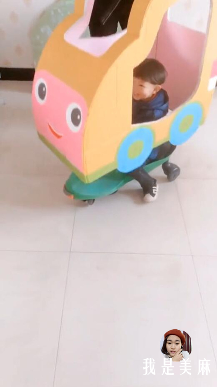 爸爸用纸箱给孩子做玩具,爸爸用废纸箱做汽车玩具