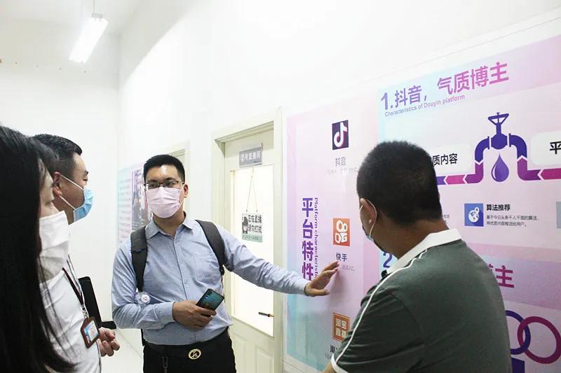 郑州易亚信息技术有限公司段长春总经理一行到我校洽谈交流