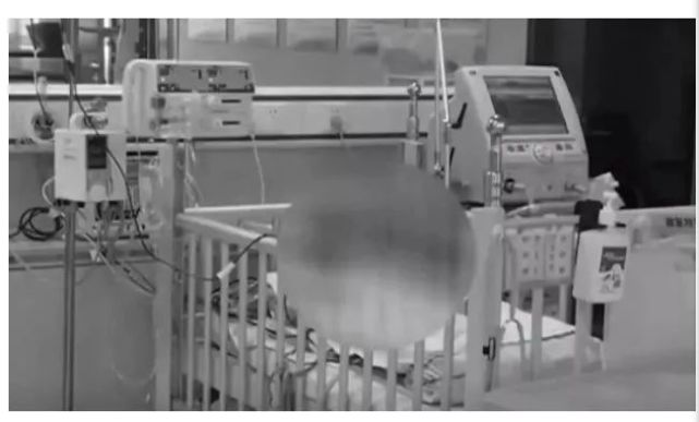 男孩喝碳酸饮料瓶爆炸,一小孩被喷泉水柱冲起