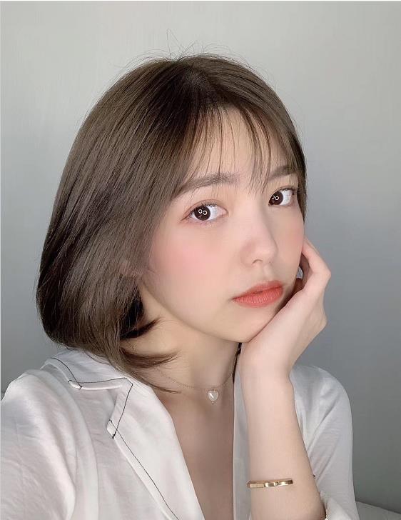 适合圆脸烫发发型女2020流行发型,直发型女2020流行发型中长发减龄