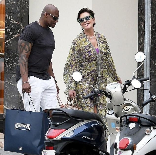 64岁卡戴珊妈妈也撒娇？和39岁黑人小男友在办公室亲吻，太甜了吧