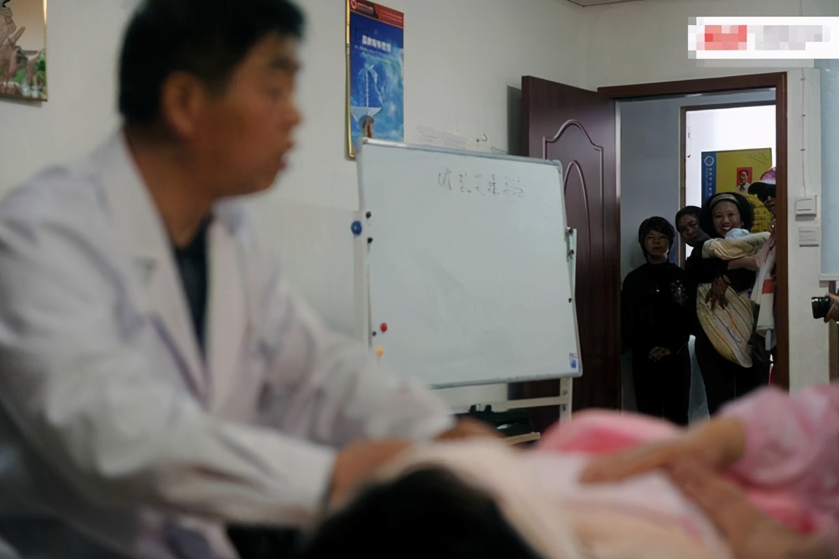 产后开奶是吸奶器好还是催乳师好,产后奶水不够吃哪个下奶