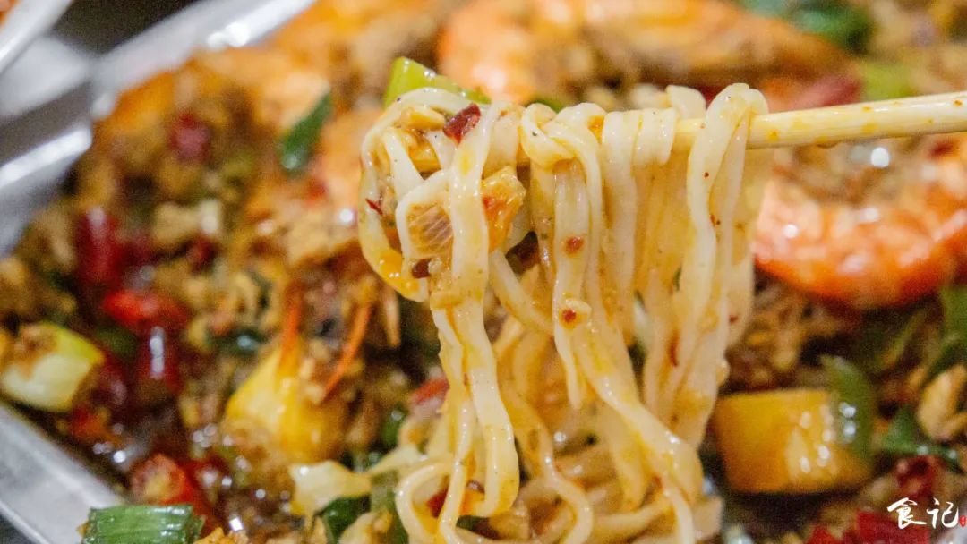 藏在襄阳定中街的铁板海鲜烧烤，不声不响的就火了23年....