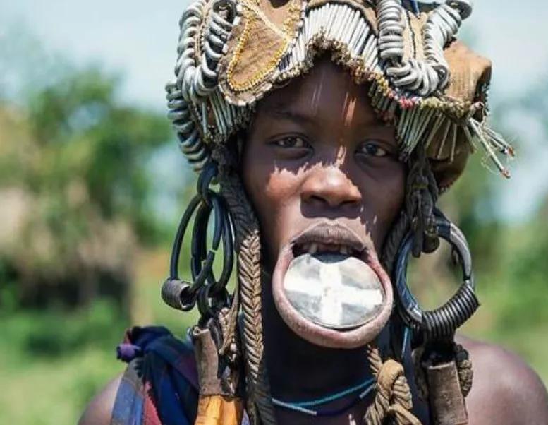 嘴唇上放盘子的女人,嘴上套盘子的女人